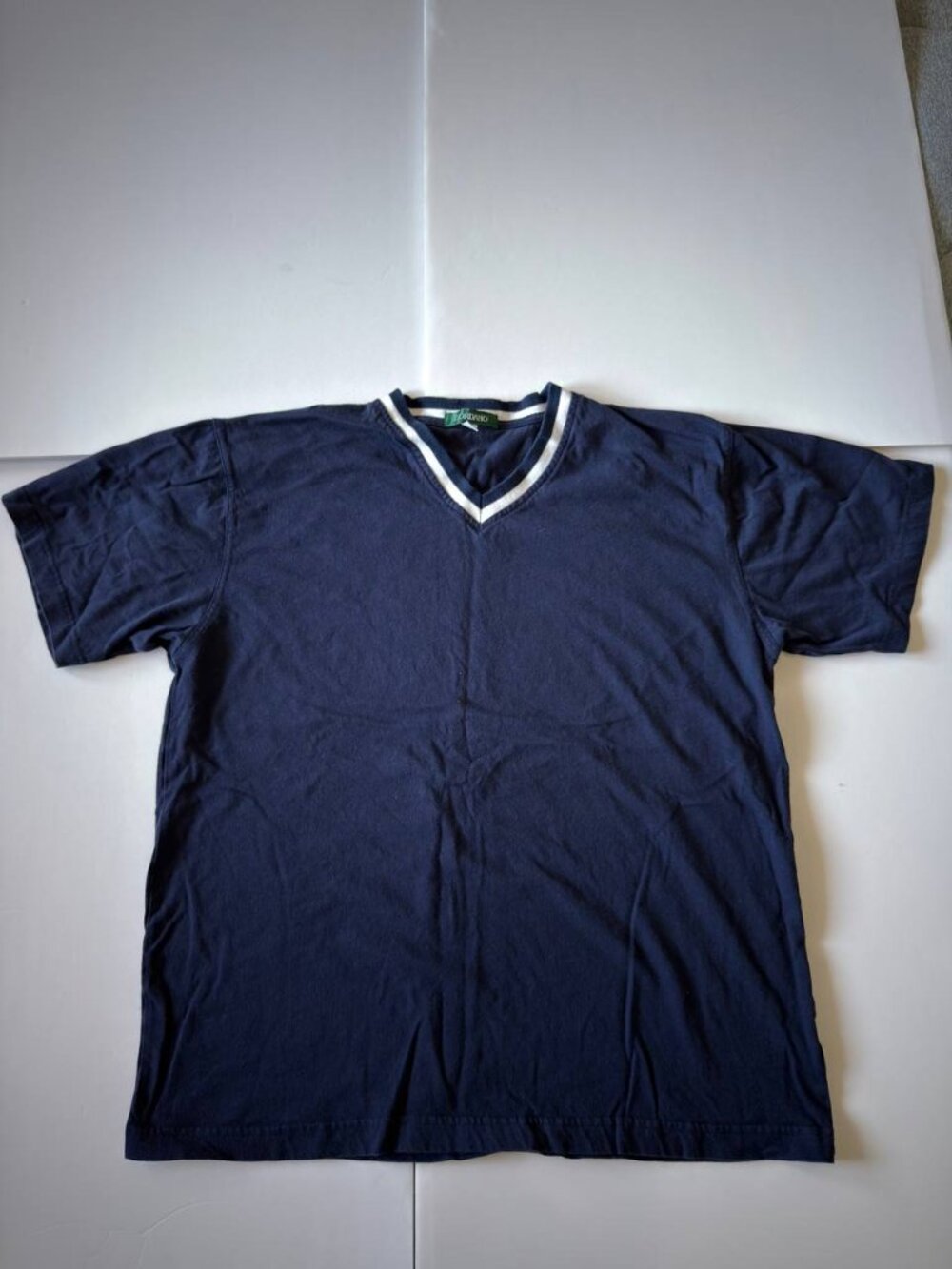 Giordano V-Neck T-Shirt – Men’s Size L